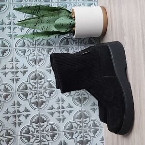 Palladium Womens Slip On Black Suede/Sweater Mid Calf Boot Size 6